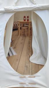 Część wypoczynkowa w obiekcie Glamping Wild Nature Bałtów