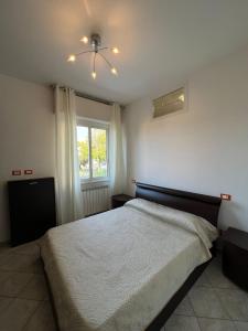 um quarto com uma cama grande e uma janela em Savona Sant'antonio Mare Clima WiFi em Savona