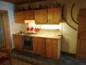 cocina con armarios de madera y fogones en La taverna di Susanne, en Valle di Cadore