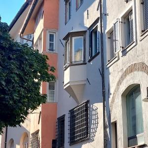 um edifício com uma janela e uma varanda em Argentieri Apartment em Bolzano