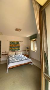 um quarto com uma cama e uma janela em Casa di famiglia em Casaletto Spartano