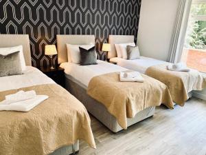 pokój z 2 łóżkami i ręcznikami w obiekcie Lakeside View With Hot Tub w mieście Abertillery