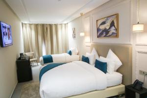 Una cama o camas en una habitación de Dakhla Boarding Hotel & Restaurant