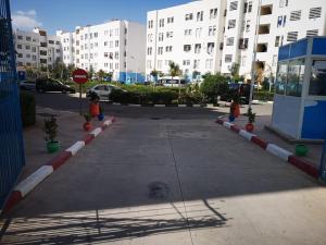 un parcheggio in una città con una strada con edifici di Appartement Agadir ad Agadir