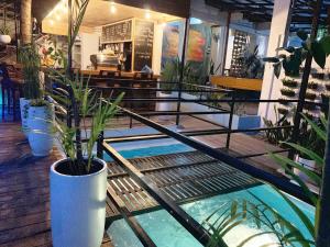 eine Topfpflanze, die auf einem Tisch in einem Restaurant steht in der Unterkunft La place in Mactan