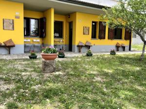 A garden outside casa RIFUGIO OLIVIERI
