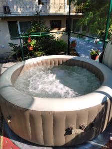 una bañera de hidromasaje circular con agua. en HOSTEL BATA II Trokrevetne sobe en Kanjiža