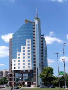 ein hohes Glasgebäude in einer Stadt in der Unterkunft Mirage Hotel in Burgas City