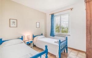 1 Schlafzimmer mit 2 Betten und einem Fenster in der Unterkunft Case Sparse San Savino in San Savino