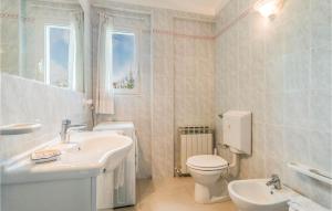 A bathroom at Case Sparse San Savino