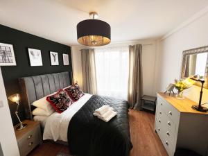 a bedroom with a bed and a black wall at Luxury Belfast Stay in Belfast
