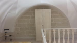 Cette chambre est dotée d'une voûte et d'une porte blanche. dans l'établissement B&B La Casetta, à Cavallino di Lecce