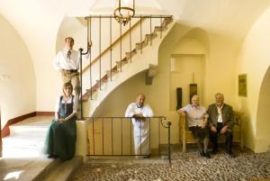 un grupo de personas sentadas en las escaleras de un edificio en Gasthof zur Krone, en Aldino