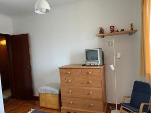 ein kleiner Fernseher auf einer Kommode in der Unterkunft Azenhas Apartment in Sintra