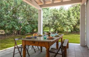 una mesa de madera con sillas en el patio en Beautiful Home In Orentano With Wifi, en Orentano