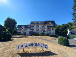 un edificio con un cartel que dice la jankee en Résidence La Jamoisiére, en Bagnoles de l'Orne