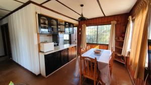 cocina con mesa y comedor en La Casa del Tata, El Quisco en El Quisco