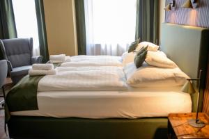 Кровать или кровати в номере Stadthotel König Albert