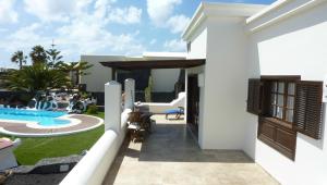 Casa blanca con patio y piscina en Eslanzarote Villa Victoria, Heated Pool, Super wifi, Sat tv en Playa Blanca