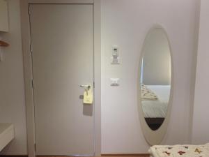 una stanza con porta e specchio di Hotel Piero Della Francesca ad Arezzo
