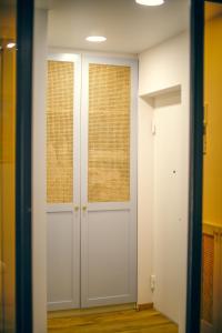 korytarz z dwoma białymi drzwiami w pokoju w obiekcie ELSE APARTMENT w Kutaisi