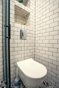 biała łazienka z toaletą i prysznicem w obiekcie ELSE APARTMENT w Kutaisi