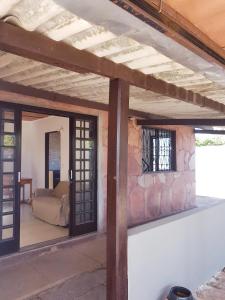 Zimmer mit einer Steinmauer und einem Zimmer mit einem Bett in der Unterkunft Casa Toá, Chapad dos Veadeiros in Alto Paraíso de Goiás