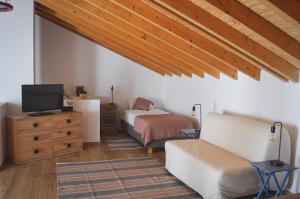 a living room with two beds and a couch at Paragem dos Pacatos - Odeceixe in Odeceixe