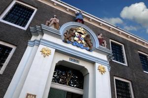 een gebouw met beelden erop bij Librije's Hotel in Zwolle
