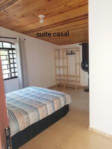 ein Schlafzimmer mit einem Bett mit einer Matratze von cassein in der Unterkunft Casa Toá, Chapad dos Veadeiros in Alto Paraíso de Goiás
