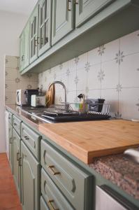 a kitchen with a wooden cutting board on a counter at Vita Portucale ! Paragem dos Pacatos - Odeceixe in Odeceixe