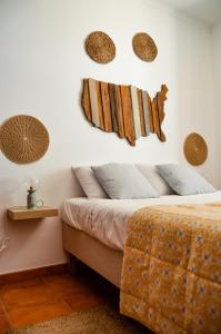 a bedroom with a bed and a mirror on the wall at Vita Portucale ! Paragem dos Pacatos - Odeceixe in Odeceixe