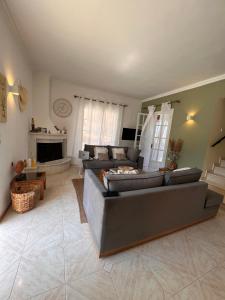 una gran sala de estar con sofás y chimenea. en KATINA'S DREAM HOUSE IN PELOPONNESE, en Egio