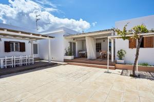 Cette maison blanche dispose d'une terrasse. dans l'établissement V Es Pujols Formentera rustick, à Es Pujols