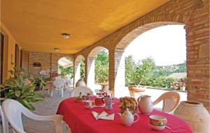 een tafel met een rode tafelkleed op een patio bij Casa Cantina in Magione