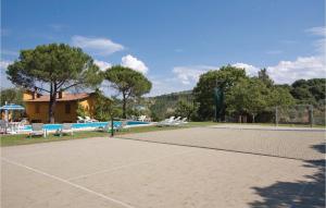 a tennis court with two chairs and a net at Casa Cantina in Magione