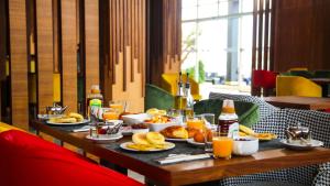stół ze śniadaniem i napojami w obiekcie Dakhla Boarding Hotel & Restaurant w mieście Dakhla