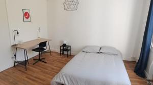 biała sypialnia z łóżkiem i biurkiem w obiekcie Belle Maison 12p 6 couchages TOURS CENTRE avec jardin w Tours