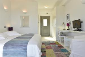En eller flere senge i et værelse på Naoussa Hills Boutique Resort- Adults Only (13+)