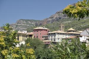 un grupo de edificios frente a una montaña en Fonda Can Fasersia, en La Pobla de Segur