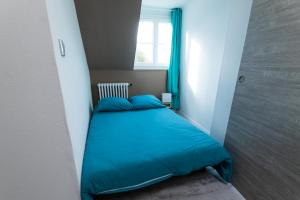 Tempat tidur dalam kamar di Au coucher de soleil - Dormir comme à la maison -