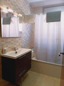 a bathroom with a sink and a shower at Chalet amplio con Jardín y zona barbacoa. in Reus