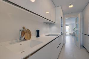 Kuchyňa alebo kuchynka v ubytovaní 2 Bedroom Apartment @Estepona Hills With Sea View!