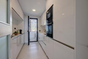Kuchyňa alebo kuchynka v ubytovaní 2 Bedroom Apartment @Estepona Hills With Sea View!