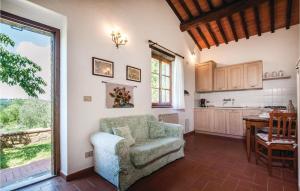 een woonkamer met een stoel en een keuken bij Stunning Home In Trequanda Si With 2 Bedrooms, Wifi And Outdoor Swimming Pool in Trequanda