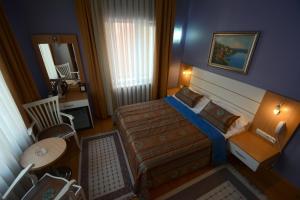 Un pat sau paturi într-o cameră la Khalkedon Hotel Istanbul