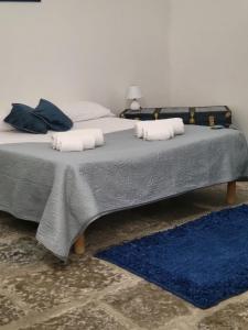 un letto con due cuscini sopra di Baglio San Basilio a Palermo
