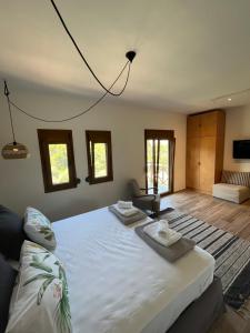 Postel nebo postele na pokoji v ubytování Paralia Homes peaceful 2 bedroom, unit # 2