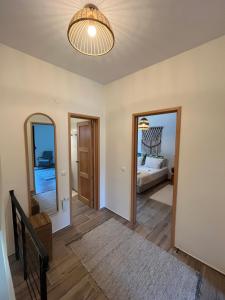 Postel nebo postele na pokoji v ubytování Paralia Homes peaceful 2 bedroom, unit # 2
