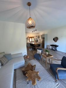 Posezení v ubytování Paralia Homes peaceful 2 bedroom, unit # 2